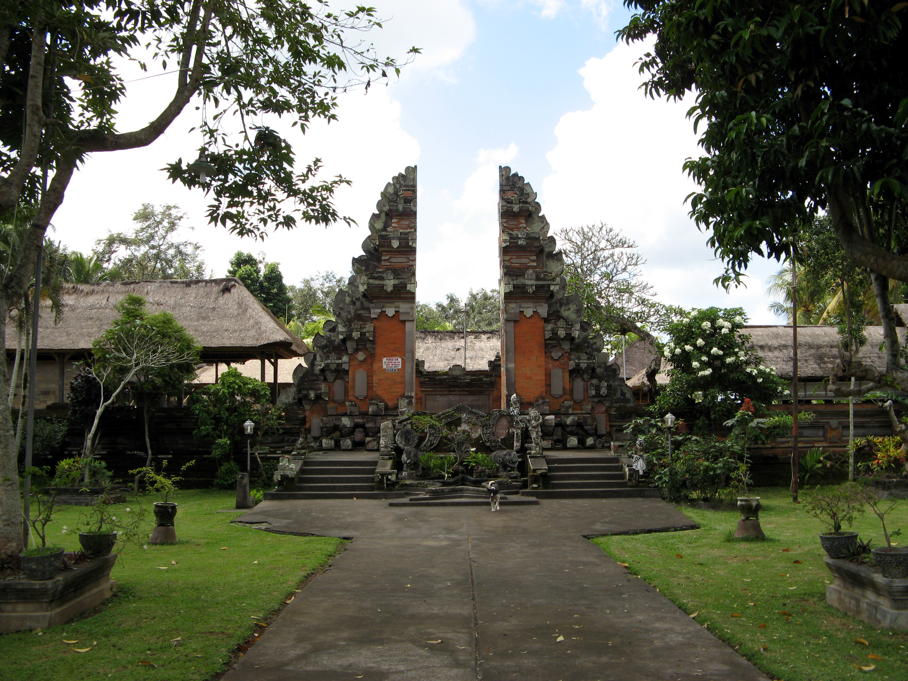Split_Gate,_Pura_Penataran_Sasih,_Pejeng_1456.jpg