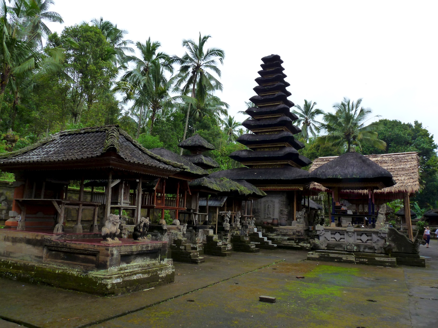 Shrines_at_Pura_Kehen,_Bali.jpg
